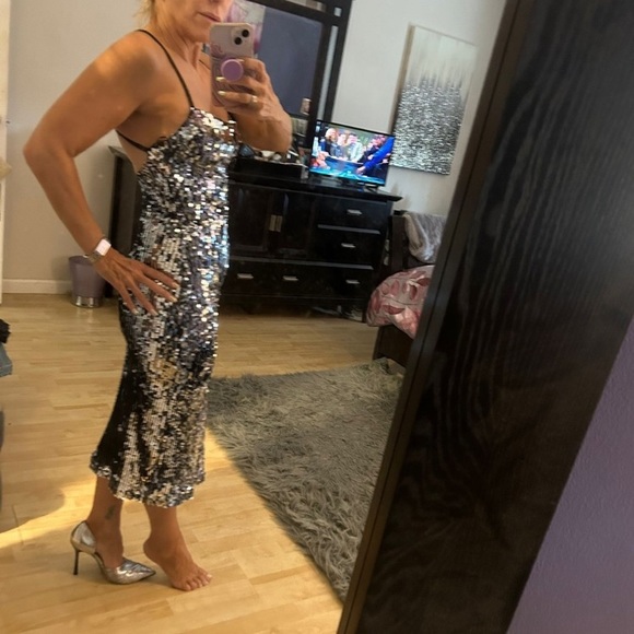 🎉2X HOST PICK🎉 Cosmopolitan Sequin Midi Dress - Picture 5 of 6